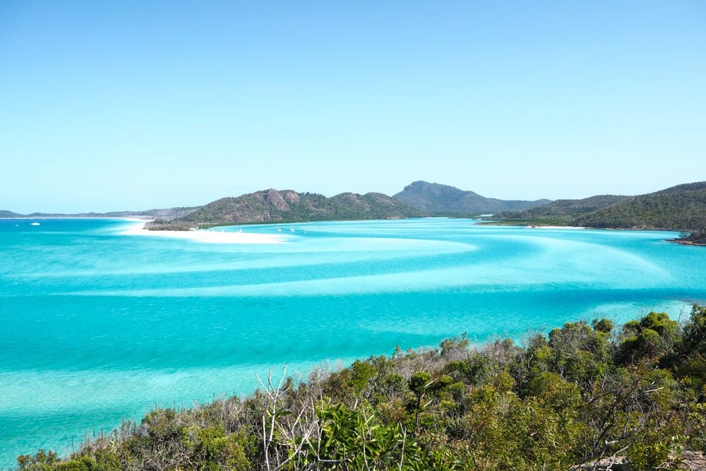 Gran Barrera de Coral fotografía de las islas WhitSundays de Australia. Se ve el mar muy azul con agua cristalina y las montañas detrás